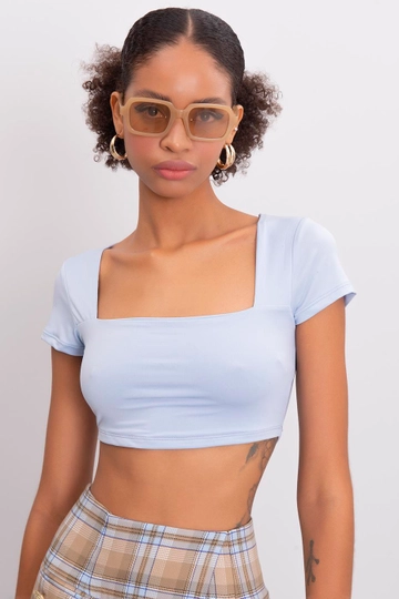 Bir model, BSL toptan giyim markasının  Kare Yaka Büstiyer
 toptan Crop Top ürününü sergiliyor.