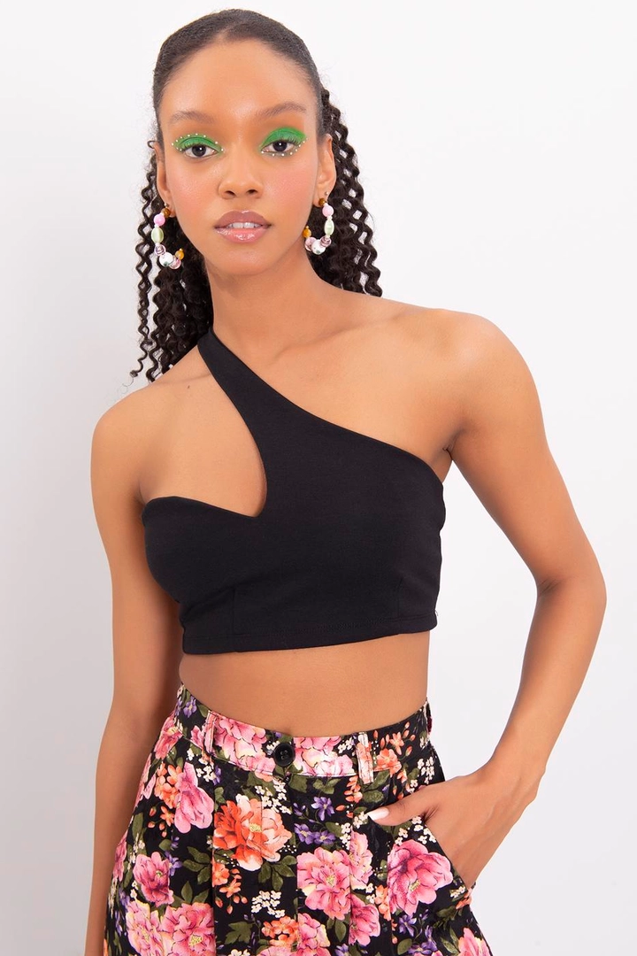 A wholesale clothing model wears bsl11784-one-shouldered-banded-bustier, Turkish wholesale Crop Top of BSL