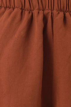 A wholesale clothing model wears bsl11287-elastic-waist-band-linen-mini-short, Turkish wholesale Shorts of BSL