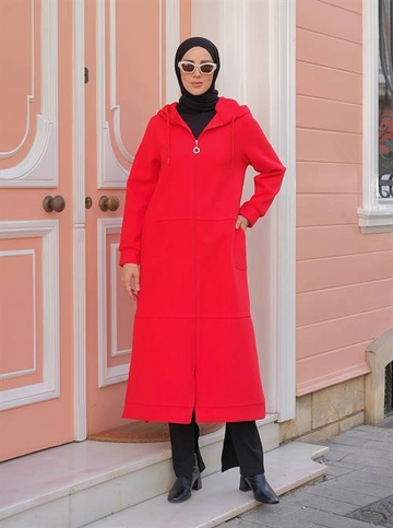 A wholesale clothing model wears  Çimalı Kaşe Cap - Red
, Turkish wholesale Hoodie of Berika Yıldırım