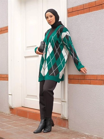 A wholesale clothing model wears  Short Baklava Cardigan - Green
, Turkish wholesale Cardigan of Berika Yıldırım