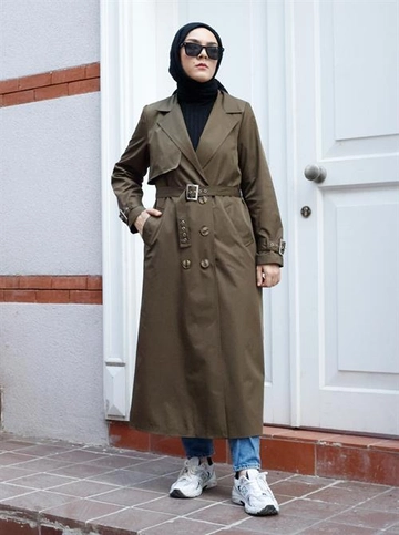 A wholesale clothing model wears  Eyelet Trench Coat - Khaki
, Turkish wholesale Trenchcoat of Berika Yıldırım