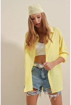 A wholesale clothing model wears 2795 - Yellow Shirt, Turkish wholesale Shirt of Bigdart