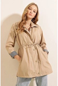 Bir model, Bigdart toptan giyim markasının 3013 - Beige Trenchcoat toptan Trençkot ürününü sergiliyor.