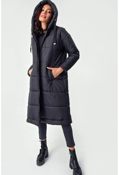 Una modelo de ropa al por mayor lleva 6324 - Black Coat, Abrigo turco al por mayor de Bigdart