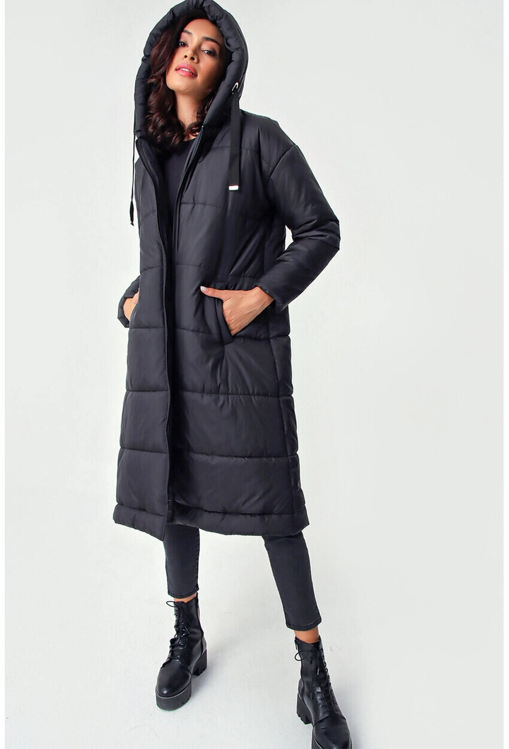 Bir model, Bigdart toptan giyim markasının 6324 - Black Coat toptan Kaban ürününü sergiliyor.