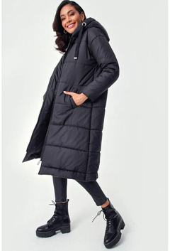 Een kledingmodel uit de groothandel draagt 6324 - Black Coat, Turkse groothandel Jas van Bigdart