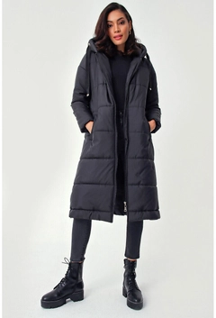Ένα μοντέλο χονδρικής πώλησης ρούχων φοράει 6324 - Black Coat, τούρκικο Σακάκι χονδρικής πώλησης από Bigdart