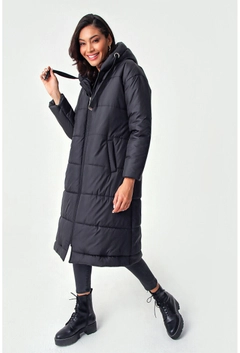 Bir model, Bigdart toptan giyim markasının 6324 - Black Coat toptan Kaban ürününü sergiliyor.