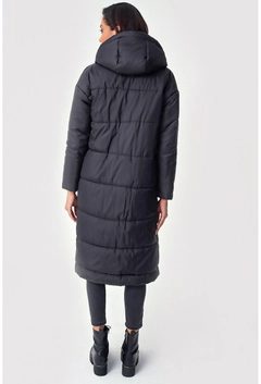 Una modelo de ropa al por mayor lleva 6324 - Black Coat, Abrigo turco al por mayor de Bigdart