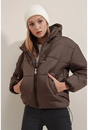 A model wears 6326 - Brown Coat, wholesale undefined of Big Merter to display at Lonca