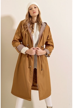 Bir model, Bigdart toptan giyim markasının 6328 - Brown Trenchcoat toptan Trençkot ürününü sergiliyor.