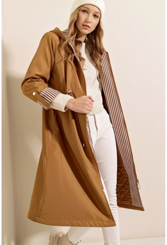 A wholesale clothing model wears 6328 - Brown Trenchcoat, Turkish wholesale Trenchcoat of Bigdart