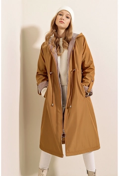 Veleprodajni model oblačil nosi 6328 - Brown Trenchcoat, turška veleprodaja Trenčkot od Bigdart