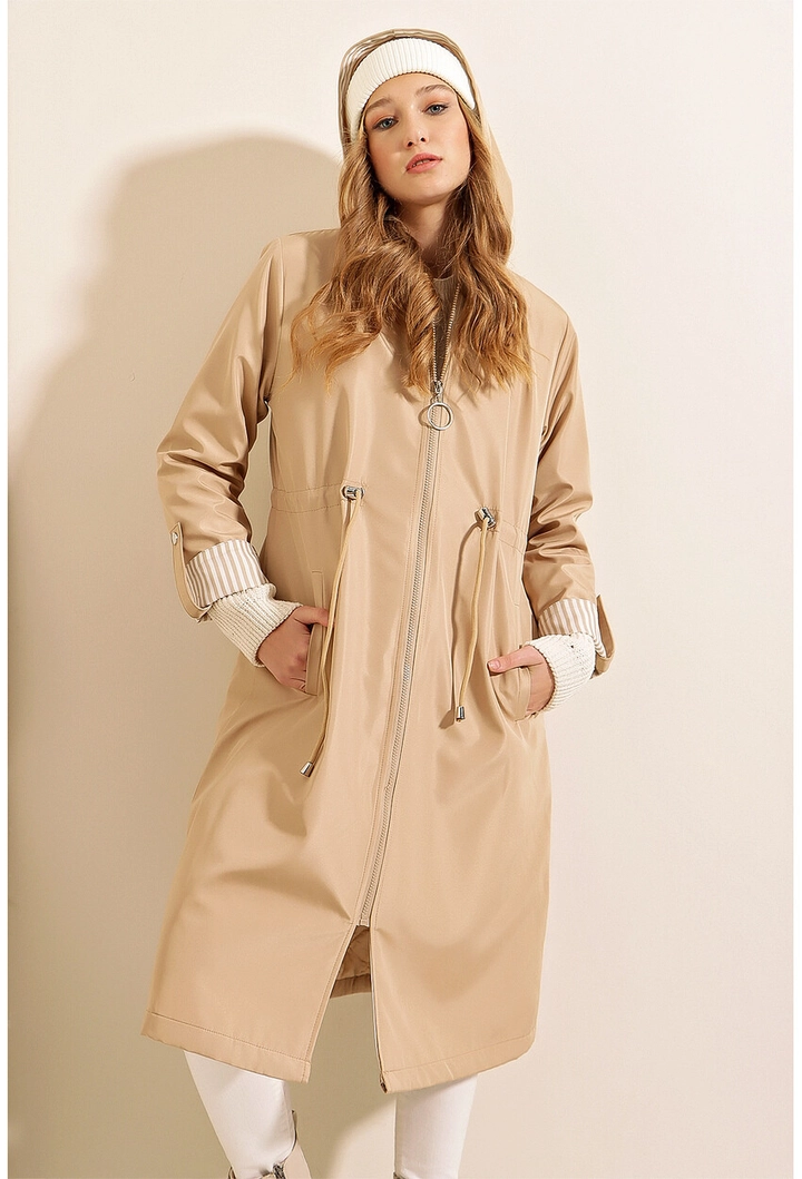 A wholesale clothing model wears 6329 - Beige Trenchcoat, Turkish wholesale Trenchcoat of Bigdart