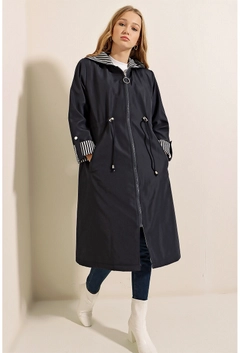 A wholesale clothing model wears 6330 - Black Trenchcoat, Turkish wholesale Trenchcoat of Bigdart