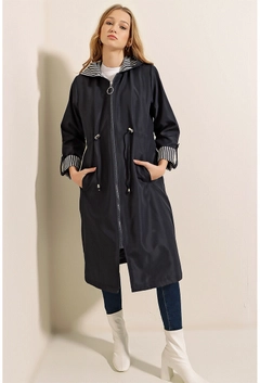 A wholesale clothing model wears 6330 - Black Trenchcoat, Turkish wholesale Trenchcoat of Bigdart