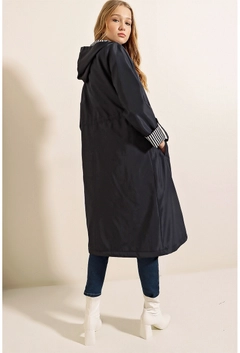 Bir model, Bigdart toptan giyim markasının 6330 - Black Trenchcoat toptan Trençkot ürününü sergiliyor.