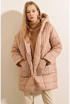 Una modelo de ropa al por mayor lleva 6337 - Beige Coat, Abrigo turco al por mayor de Bigdart