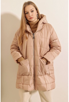Ein Bekleidungsmodell aus dem Großhandel trägt 6337 - Beige Coat, türkischer Großhandel Mantel von Bigdart