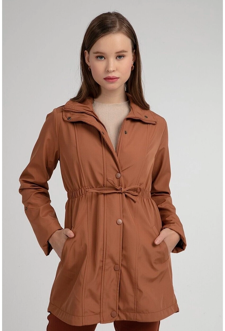 Bir model, Bigdart toptan giyim markasının 6353 - Brown Trenchcoat toptan Trençkot ürününü sergiliyor.