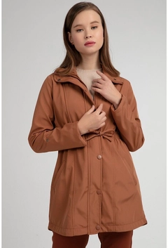 Een kledingmodel uit de groothandel draagt 6353 - Brown Trenchcoat, Turkse groothandel Trenchcoat van Bigdart