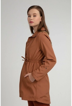 A wholesale clothing model wears 6353 - Brown Trenchcoat, Turkish wholesale Trenchcoat of Bigdart