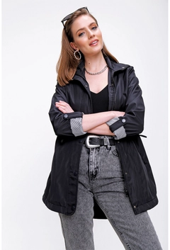 Una modella di abbigliamento all'ingrosso indossa 6354 - Black Trenchcoat, vendita all'ingrosso turca di Impermeabile di Bigdart