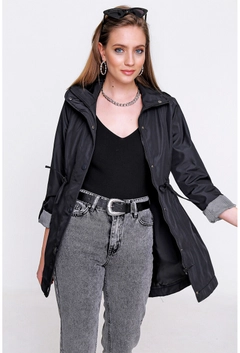 A wholesale clothing model wears 6354 - Black Trenchcoat, Turkish wholesale Trenchcoat of Bigdart