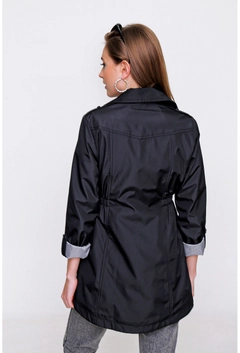 Bir model, Bigdart toptan giyim markasının 6354 - Black Trenchcoat toptan Trençkot ürününü sergiliyor.