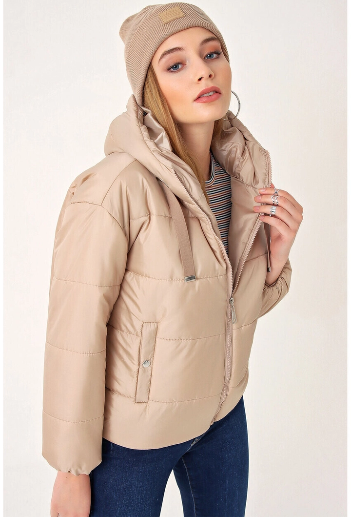 Een kledingmodel uit de groothandel draagt 6359 - Beige Coat, Turkse groothandel Jas van Bigdart