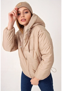 Ein Bekleidungsmodell aus dem Großhandel trägt 6359 - Beige Coat, türkischer Großhandel Mantel von Bigdart