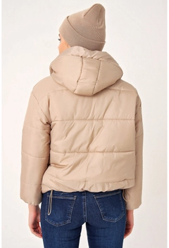 Ένα μοντέλο χονδρικής πώλησης ρούχων φοράει 6359 - Beige Coat, τούρκικο Σακάκι χονδρικής πώλησης από Bigdart