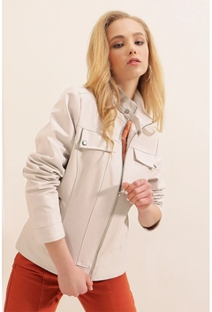 Una modella di abbigliamento all'ingrosso indossa 6371 - Leather Jacket - Ecru, vendita all'ingrosso turca di Giacca di Bigdart