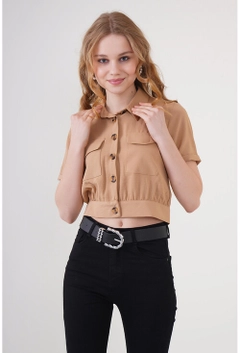 Een kledingmodel uit de groothandel draagt 10825 - Crop Jacket - Beige, Turkse groothandel Jasje van Bigdart