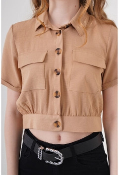 Ein Bekleidungsmodell aus dem Großhandel trägt 10825 - Crop Jacket - Beige, türkischer Großhandel Jacke von Bigdart