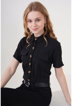 Bir model, Bigdart toptan giyim markasının 10826 - Crop Jacket - Black toptan Ceket ürününü sergiliyor.