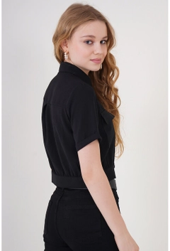 Een kledingmodel uit de groothandel draagt 10826 - Crop Jacket - Black, Turkse groothandel Jasje van Bigdart