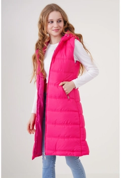 Een kledingmodel uit de groothandel draagt 10896 - Vest - Fuchsia, Turkse groothandel Vest van Bigdart