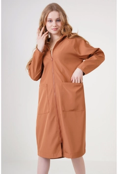 Bir model, Bigdart toptan giyim markasının 10908 - Trenchcoat - Camel toptan Trençkot ürününü sergiliyor.