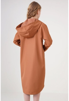 Ένα μοντέλο χονδρικής πώλησης ρούχων φοράει 10908 - Trenchcoat - Camel, τούρκικο Καπαρντίνα χονδρικής πώλησης από Bigdart