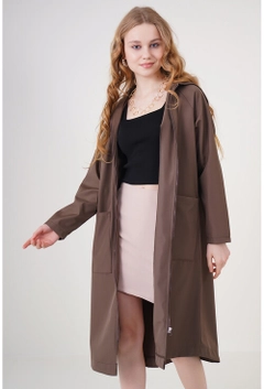 Bir model, Bigdart toptan giyim markasının 10910 - Trenchcoat - Brown toptan Trençkot ürününü sergiliyor.