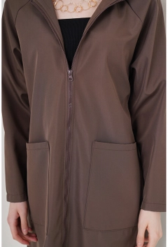 Ein Bekleidungsmodell aus dem Großhandel trägt 10910 - Trenchcoat - Brown, türkischer Großhandel Trenchcoat von Bigdart