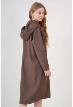 Bir model, Bigdart toptan giyim markasının 10910 - Trenchcoat - Brown toptan Trençkot ürününü sergiliyor.