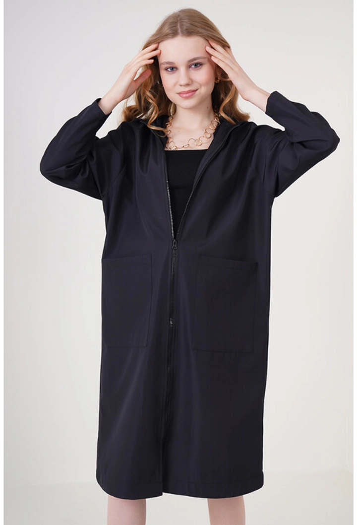 Bir model, Bigdart toptan giyim markasının 10913 - Trenchcoat - Black toptan Trençkot ürününü sergiliyor.