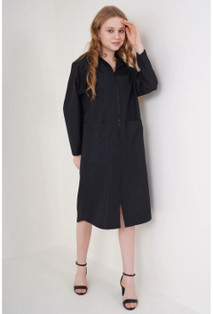 Bir model, Bigdart toptan giyim markasının 10913 - Trenchcoat - Black toptan Trençkot ürününü sergiliyor.