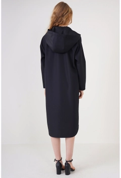 Een kledingmodel uit de groothandel draagt 10913 - Trenchcoat - Black, Turkse groothandel Trenchcoat van Bigdart