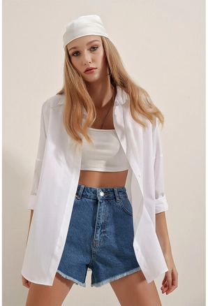 A model wears 12636 - Shirt - White, wholesale Shirt of Big Merter to display at Lonca