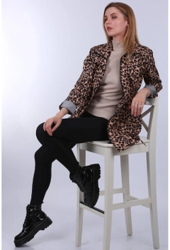 Bir model, Bigdart toptan giyim markasının 12640 - Trenchcoat - Brown toptan Trençkot ürününü sergiliyor.