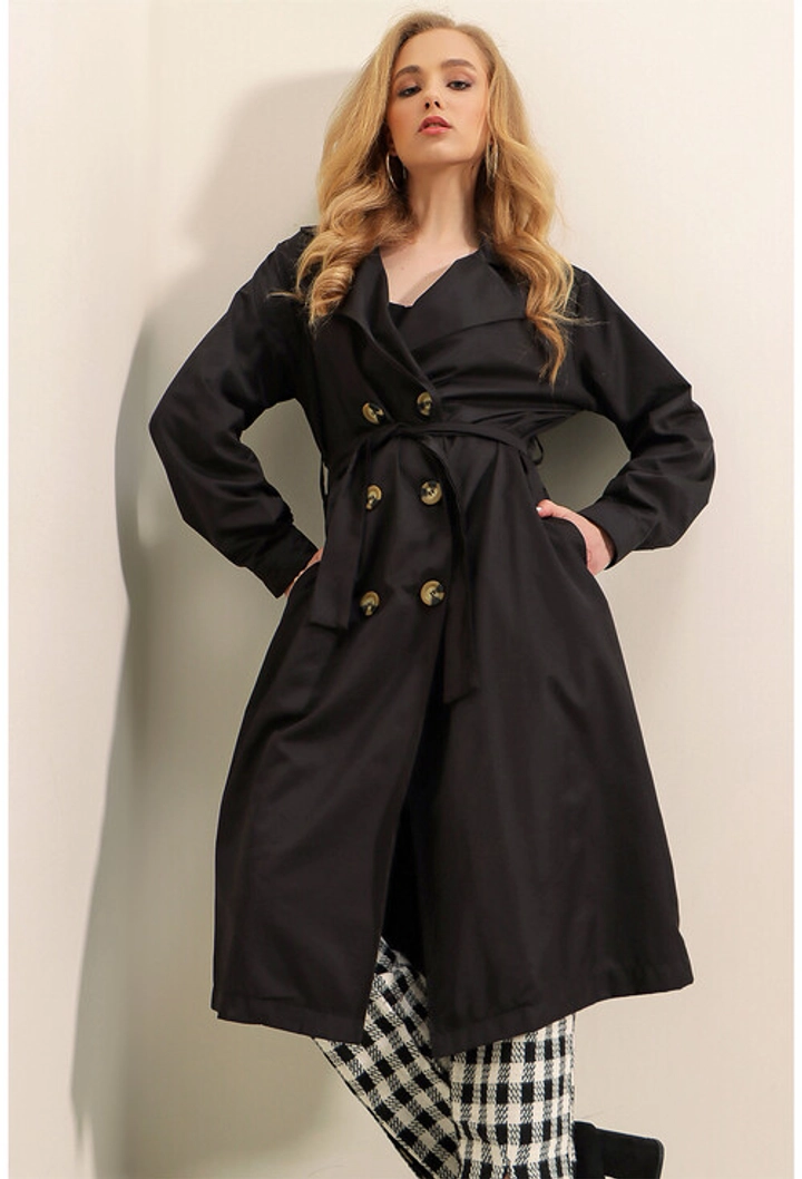 Ein Bekleidungsmodell aus dem Großhandel trägt 13675 - Trenchcoat - Black, türkischer Großhandel Trenchcoat von Bigdart
